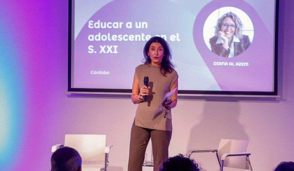 Rocío Guerra Soler, de Xeito Meeting, en el atril de un foro empresarial