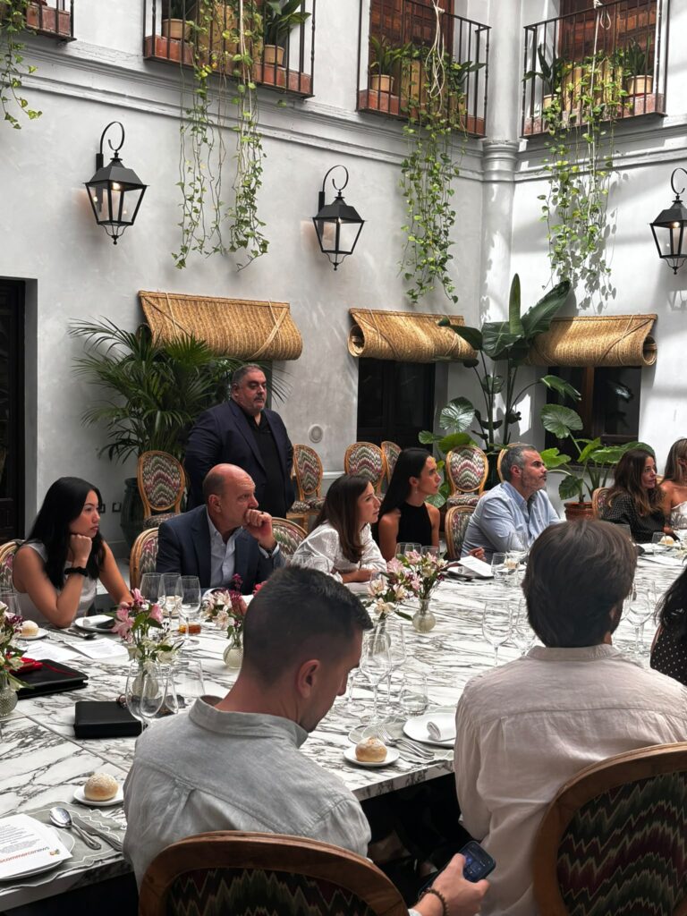 Almuerzo corporativo en un patio de Córdoba